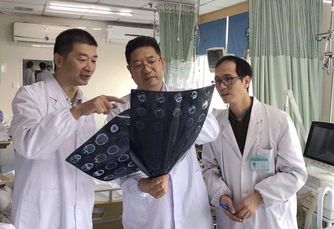 On the left:ZHU Xianli, WANG Yirong